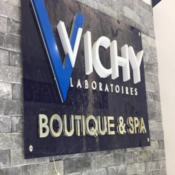 Bảng mica chữ nổi